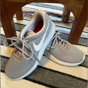 Nike Gray & White Comfort Footbed Sneakers Women’s SIZE 8